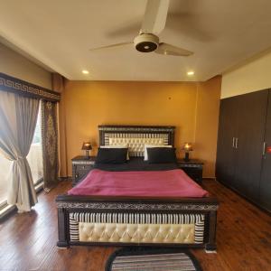 CosmoStay Islamabad, Bahria Town客房内的一张或多张床位