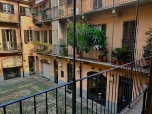 都灵Appartamento Lagrange - Torino Centro的公寓大楼的阳台种植了植物
