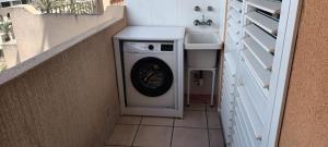 阿尔梅利马Luxury apartment in central Almerimar with Free Secure Parking的洗衣房内的洗衣机和烘干机