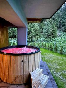 维托韦Prywatna Sauna i jacuzzi! Tatra Spa Witów的天井上的大型热水浴池