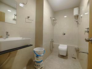 NarodaHOTEL NEW YoRK的一间带水槽和卫生间的浴室