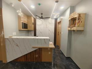 NarodaHOTEL NEW YoRK的厨房设有大理石台面和走廊