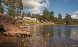 EvjeEvjetun的享有湖泊美景,设有房屋