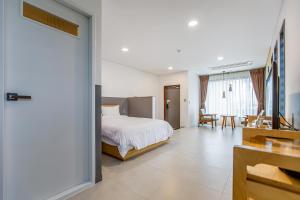 济州市拉纳马度假屋的一间卧室设有一张床和一间客厅。