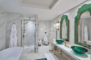 阿布扎比Rixos Premium Saadiyat Island - All Inclusive的带浴缸、水槽和2个卫生间的浴室