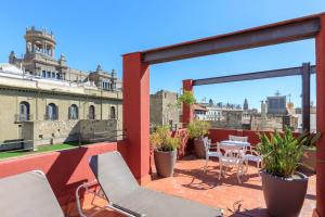 巴塞罗那哥特酒店的阳台配有桌椅,享有建筑的景致。