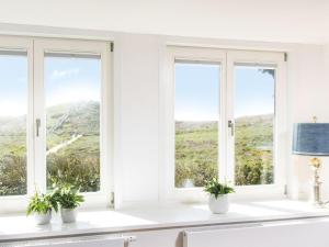 坎彭Kliffsand-72的山景白色厨房设有窗户