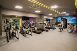 圣玛尔塔Mercure Santa Marta Emile的健身房,配有各种跑步机和机器