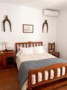 鲁伊德拉Casa Rural Pernales I的一间卧室配有一张大床和一个床头柜