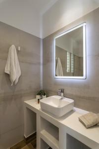 阿波罗尼亚Studios Kymata的浴室设有白色水槽和镜子