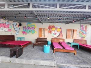 美奈美奈山背包客旅舍的天井设有长凳和涂鸦墙