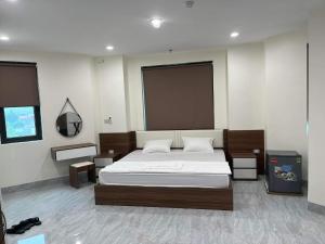 Việt YênHotel Việt Hàn的一间卧室,卧室内配有一张大床