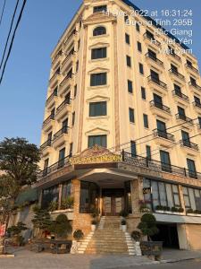 Việt YênHotel Việt Hàn的前面有楼梯的大建筑