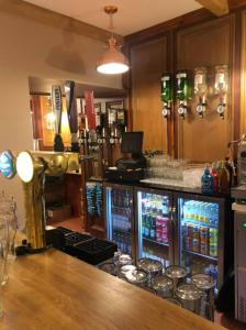 瑟索Manor House Hotel的酒吧设有柜台,提供许多瓶装酒精饮品