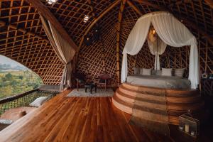 SelatCamaya Bali - Magical Bamboo Houses的蒙古包内一间卧室,配有一张床