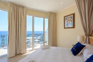 阿拉西奥美帝特拉奈大酒店的一间卧室设有一张床和一个大窗户