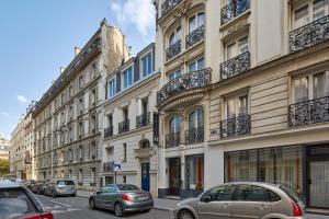 巴黎哈维酒店的街道上,有汽车停在建筑前