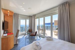 阿拉西奥美帝特拉奈大酒店的酒店客房设有一张床和一个阳台。