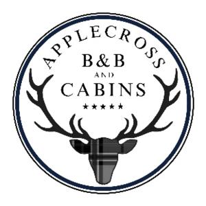 阿普尔克罗斯Applecross B&B & Cabins On NC500, 90 mins from Skye的酒吧和带鹿角的小屋的标志