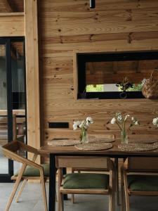 沃罗赫塔MOKHY Chalet & Nature的木制用餐室配有桌椅