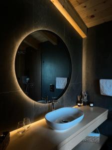 沃罗赫塔MOKHY Chalet & Nature的一间带椭圆形大水槽和镜子的浴室
