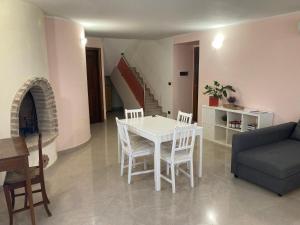 Borgo TossignanoCa’ Vanello的客厅配有桌椅和沙发
