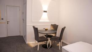 ÇekirgeGlobal Termal Hotel的一张桌子和椅子,位于一间光线充足的房间内
