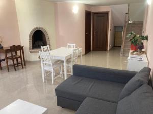 Borgo TossignanoCa’ Vanello的客厅配有沙发和桌子