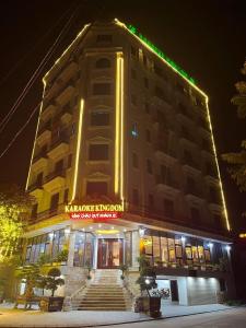 Việt YênHotel Việt Hàn的一座酒店大楼,在晚上前有楼梯