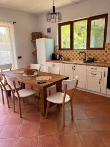 洛泽内茨Villa Oasis етаж1的厨房配有桌椅和冰箱。