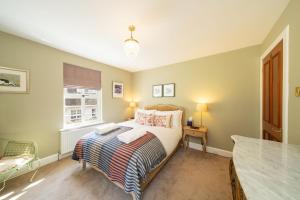 邓迪Binrock Lodge的一间卧室设有一张床和一个窗口