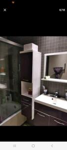 巴塞罗那Angel rooms的浴室配有盥洗盆、镜子和浴缸