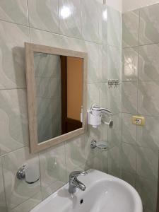 培拉特Vila Haznedari的一间带水槽和镜子的浴室