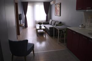 安卡拉A Hotels & Suite的客厅配有沙发和桌子