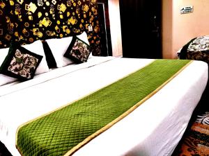 范兰德凡Tulsi Garden- Near Prem Mandir Vrindavan的一张床上有绿毯的床