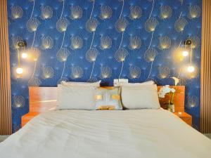 黑角Elegant Appartement BELAPPART的一间卧室配有一张蓝色墙壁的床