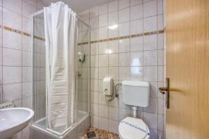 代尔尼采桑塔客房住宿加早餐旅馆的浴室配有卫生间、盥洗盆和淋浴。