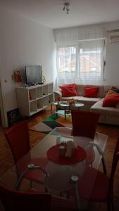 弗拉查尔（历史区）Clockwork orange apartment的客厅配有沙发和桌子