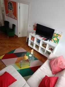 弗拉查尔（历史区）Clockwork orange apartment的客厅配有白色沙发和电视