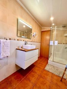 劳林哈Casas Jeronimos的一间带水槽和淋浴的浴室