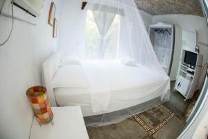 阿布拉奥Casa Grande Flats的卧室配有白色的床和面纱