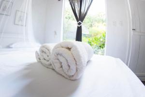 阿布拉奥Casa Grande Flats的床上的白色毛巾