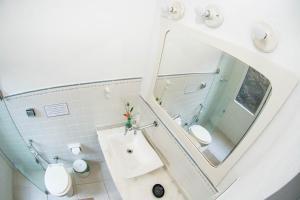 阿布拉奥Casa Grande Flats的一间带两个卫生间和大镜子的浴室