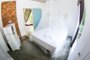 阿布拉奥Casa Grande Flats的窗户客房内的一张白色床
