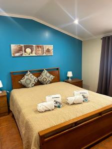 劳林哈Casas Jeronimos的一间卧室配有一张床,上面有两条毛巾