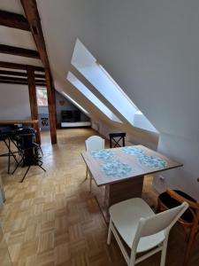 弗龙莱腾Casa di Giovanni - Österreich的客厅配有桌椅和钢琴