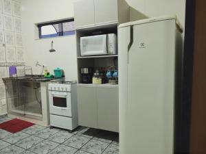 Apartamento aconchegante em Cacoal4的厨房或小厨房