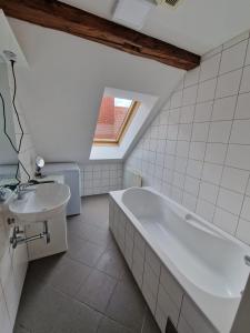 弗龙莱腾Casa di Giovanni - Österreich的浴室配有白色浴缸和水槽