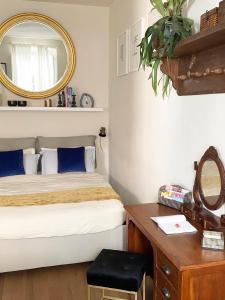 佛罗伦萨拉托雷农家乐的一间卧室配有一张床、镜子和一张书桌