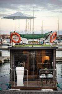 卡利亚里The Homeboat Company Sant'Elmo-Cagliari的一艘配有桌椅和遮阳伞的船
